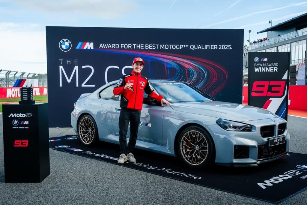 BMW M2 CS per Marc Marquez: lo spagnolo trionfa nel BMW M Award 2025 [FOTO]