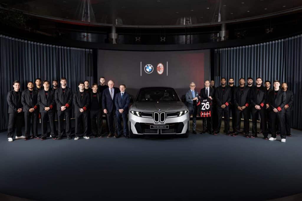 BMW consegna le nuove vetture all’AC Milan: rinnovata la partnership per la stagione 2025-2026 [FOTO]