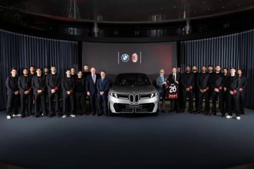 BMW consegna le nuove vetture all’AC Milan: rinnovata la partnership per la stagione 2025-2026 [FOTO]
