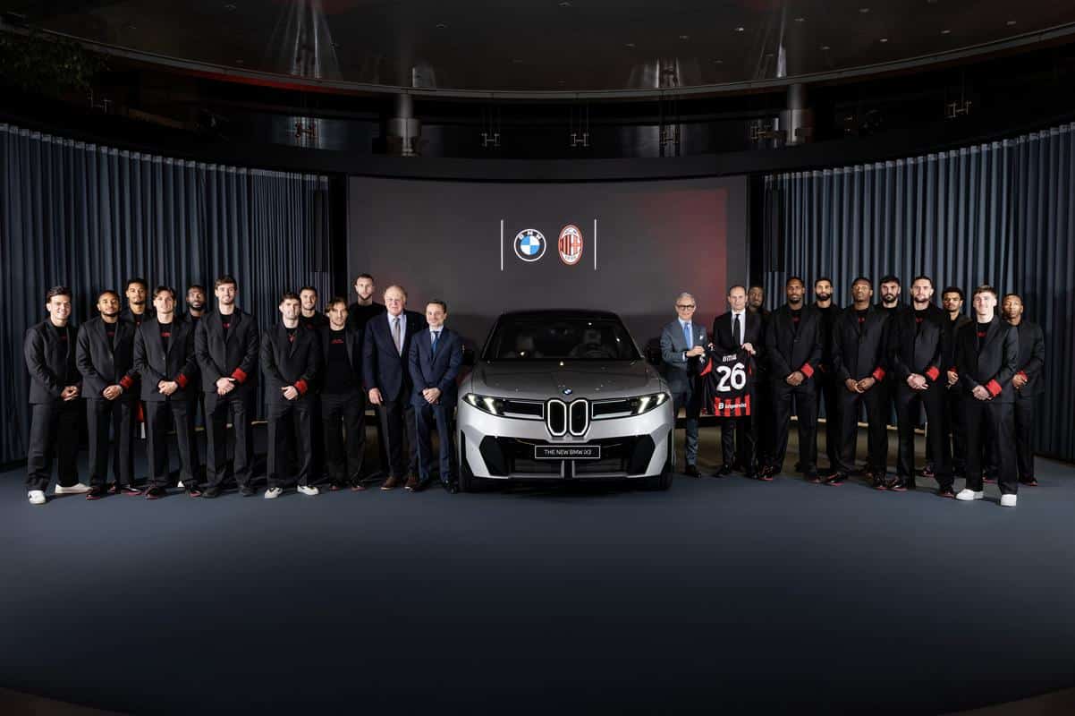 BMW consegna le nuove vetture all’AC Milan: rinnovata la partnership per la stagione 2025-2026 [FOTO]