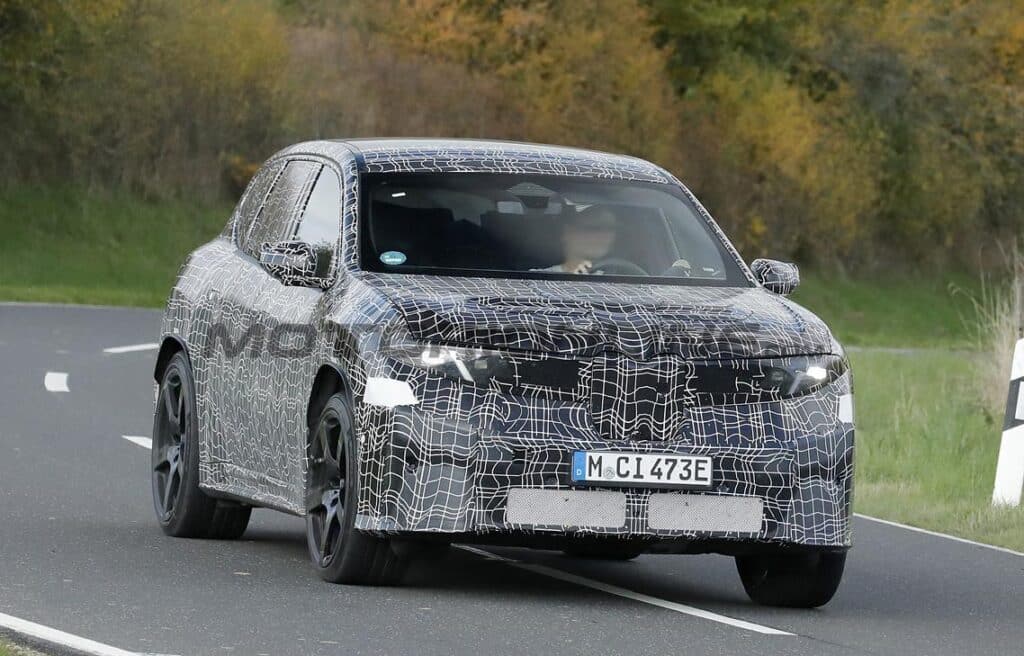 BMW iX3 M: prime FOTO SPIA del SUV elettrico ad alte prestazioni da 1.000 CV