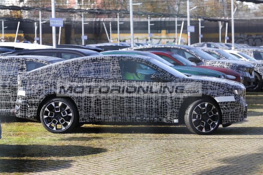 BMW iX4 2027: primi passi su strada per la nuova elettrica [FOTO SPIA]