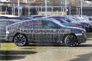 BMW iX4 2027: primi passi su strada per la nuova elettrica [FOTO SPIA]