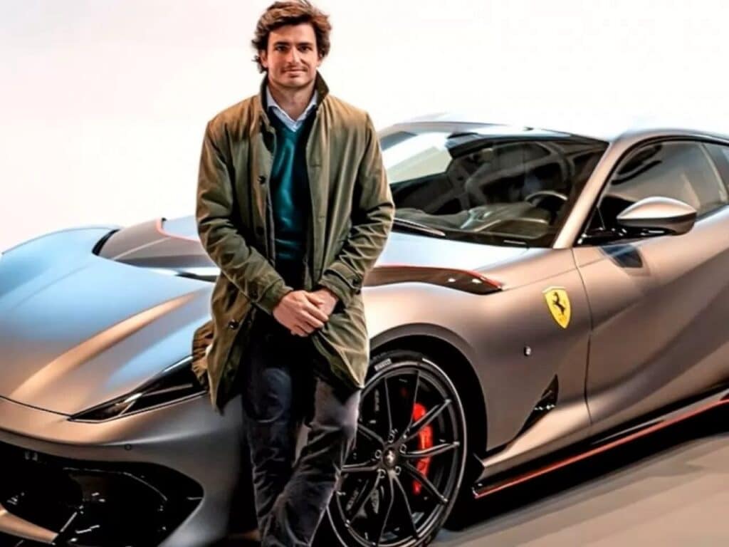 Carlos Sainz colleziona Ferrari: “Meglio che tenere i soldi in banca”