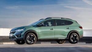 Dacia prepara una nuova station wagon basata sulla Bigster [RENDER]