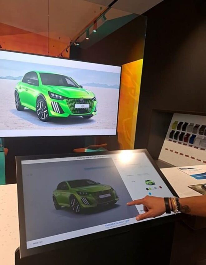 Trasformazione digitale Stellantis: partnership con Samsung per 23.000 display nei concessionari europei [FOTO]