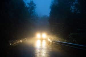 Fari LED troppo abbaglianti: il 96% degli automobilisti segnala luminosità fastidiosa e disagio alla guida notturna