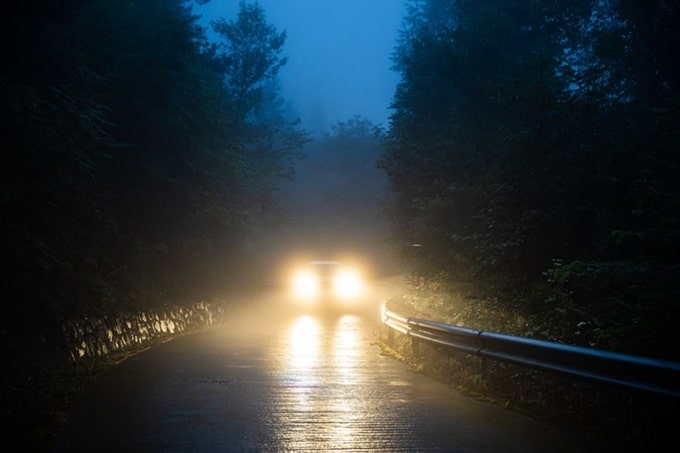 Fari LED troppo abbaglianti: il 96% degli automobilisti segnala luminosità fastidiosa e disagio alla guida notturna