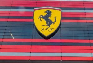 Ferrari continua a correre: ricavi e utili in aumento nel terzo trimestre 2025