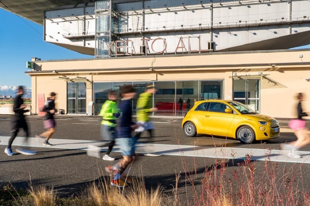 La nuova Fiat 500 Hybrid Torino protagonista assoluta della Torino City Marathon 2025