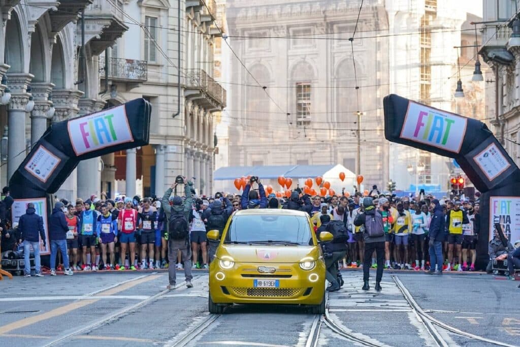 FIAT Torino City Marathon: grande successo per la nuova 500 Hybrid, auto ufficiale e vettura apripista
