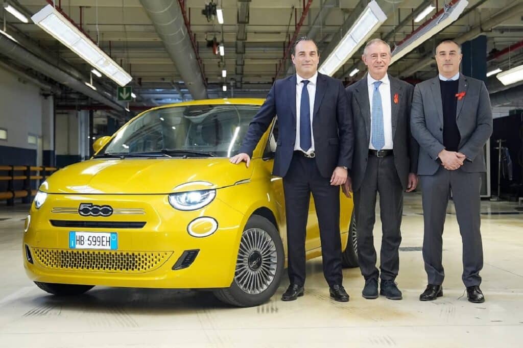 Fiat 500 Hybrid, Torino festeggia l'avvio della produzione a Mirafiori: 6.000 auto entro l’anno e 400 nuove assunzioni