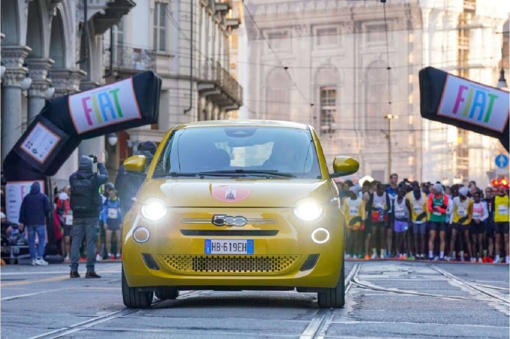 FIAT Torino City Marathon: grande successo per la nuova 500 Hybrid, auto ufficiale e vettura apripista