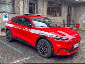 Vigili del fuoco, rivoluzione green: 3.500 auto elettriche e 300 mezzi a biometano entro il 2026
