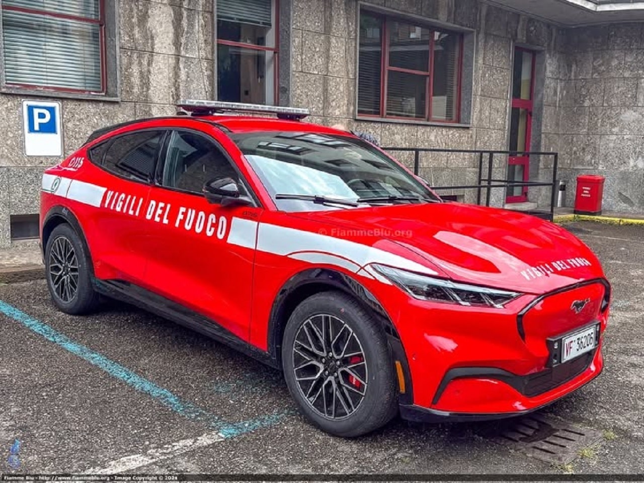 Vigili del fuoco, rivoluzione green: 3.500 auto elettriche e 300 mezzi a biometano entro il 2026