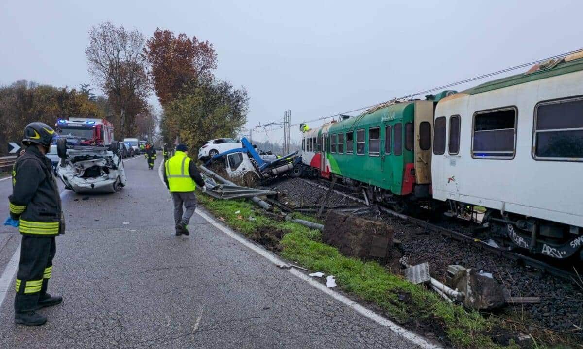 Treno contro camion bisarca nel Ferrarese: tre feriti e traffico ferroviario bloccato