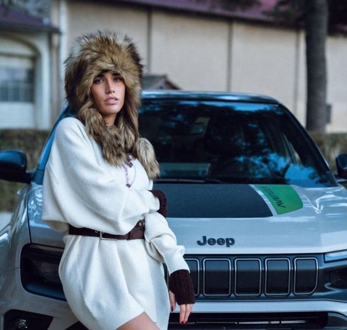 Jeep Avenger protagonista nel nuovo videoclip “Codice Rosso” di Clara