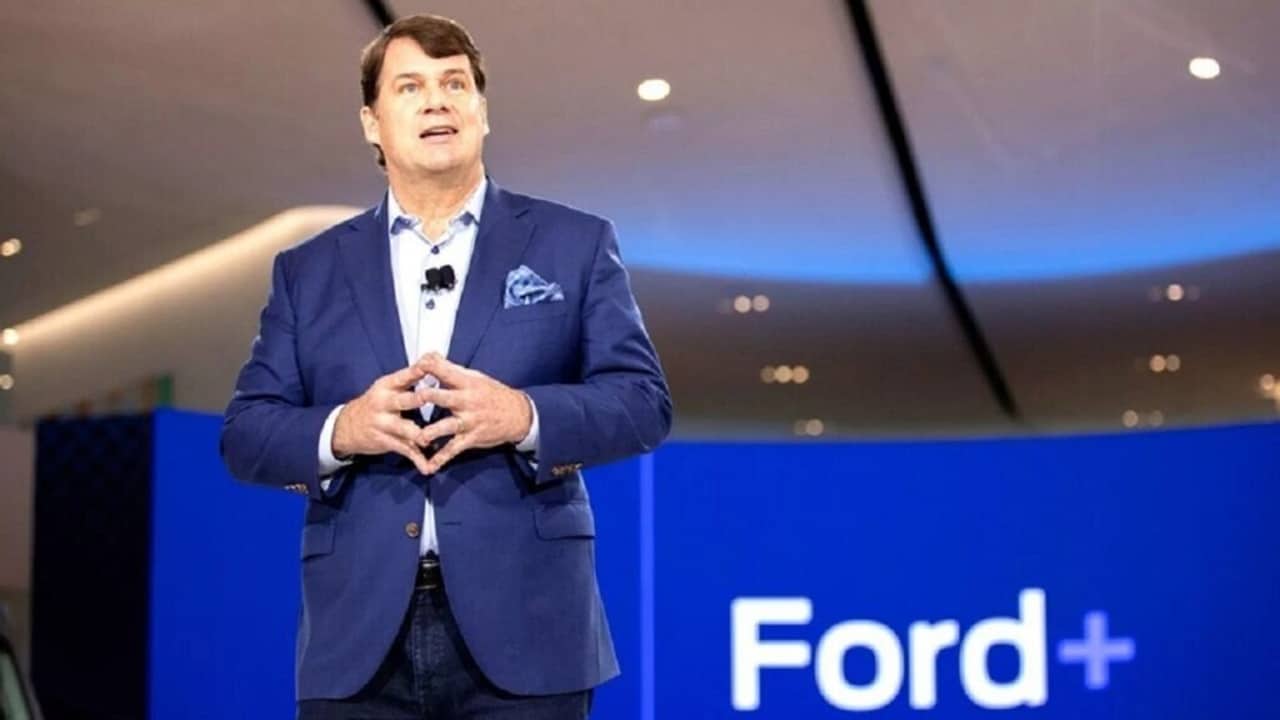 Ford, Jim Farley: “Se vogliamo avere successo, non possiamo abbandonare l’auto elettrica”