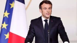 Emmanuel Macron difende lo stop ai motori termici nel 2035: “Senza non ci saranno più fabbriche di batterie in Europa”