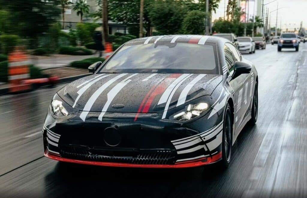 Mercedes-AMG GT 4-Door: lo spettacolare drift del prototipo con Brad Pitt e George Russell [VIDEO]