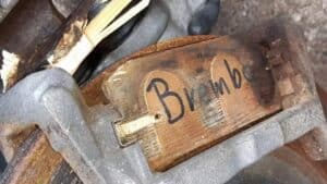 Spende oltre 100.000 euro per una Mercedes GLE 400 ma si accorge che le pastiglie dei freni sono in legno