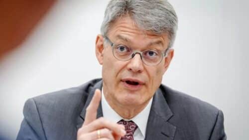 Ministro dei trasporti tedesco: “Il divieto dei motori a combustione interna nel 2035 mette a rischio la nostra economia”