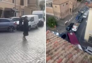 Roma, traffico in tilt vicino al Colosseo: una suora si improvvisa vigile e scioglie l’ingorgo [VIDEO]