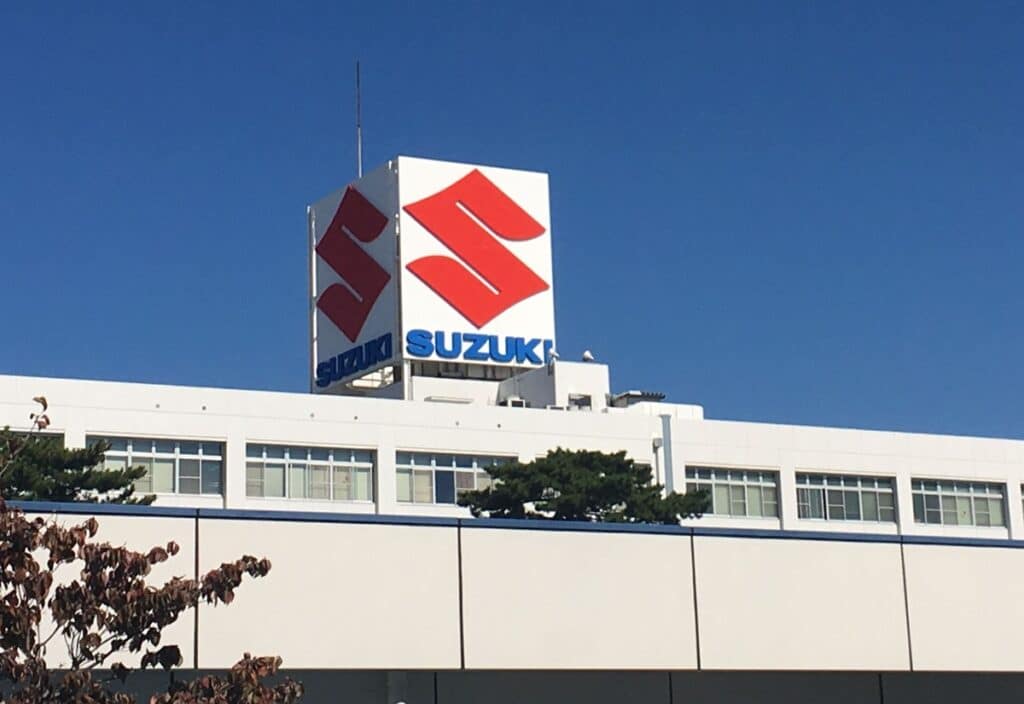 Suzuki: ricavi stabili ma utile in calo per tassi di cambio e costi delle materie prime