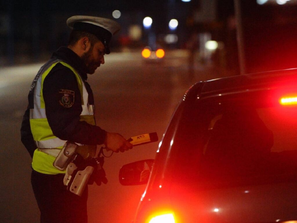 Milano, tassista recupera ubriaco fermato dalla Polizia ma anche lui è positivo all’alcoltest: entrambi denunciati
