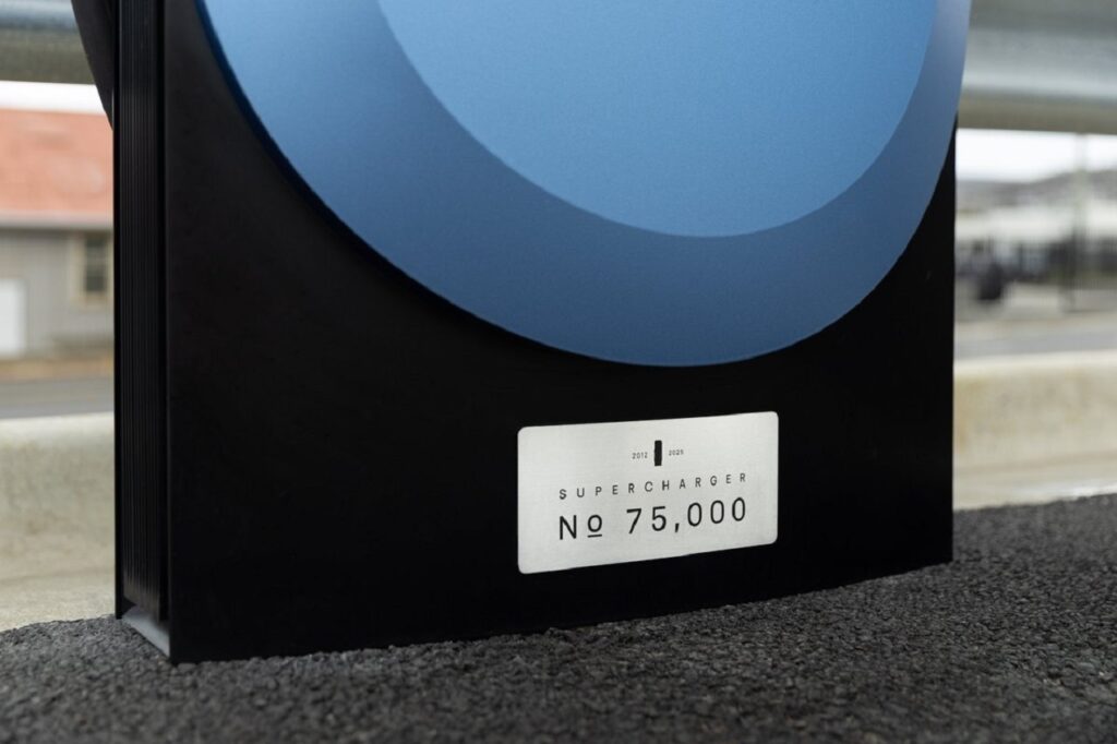 Tesla festeggia il traguardo dei 75.000 Supercharger installati a livello globale