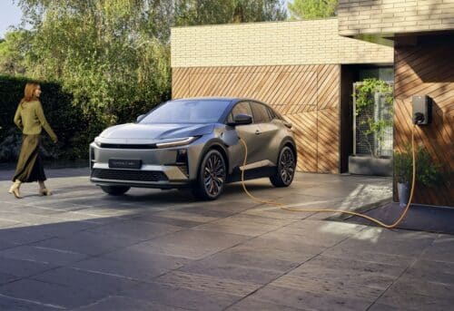 Toyota, nuove partnership energetiche in Europa: dal 2026 ricarica smart e servizi DSR per EV e plug-in in Regno Unito e Germania