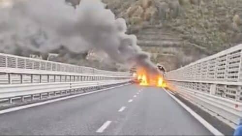 Calabria, assalto a portavalori sulla A2: auto in fiamme, spari e banda in fuga con 2 milioni di euro [VIDEO]