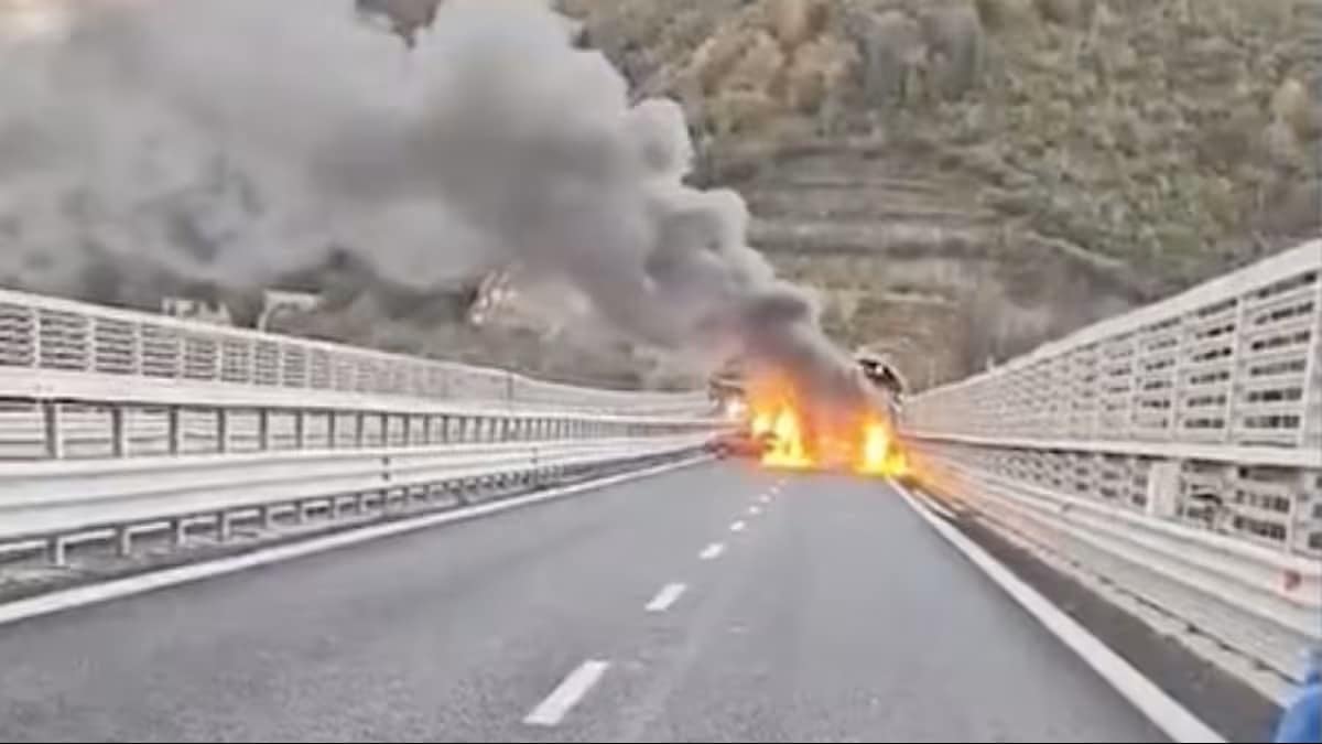 Calabria, assalto a portavalori sulla A2: auto in fiamme, spari e banda in fuga con 2 milioni di euro [VIDEO]