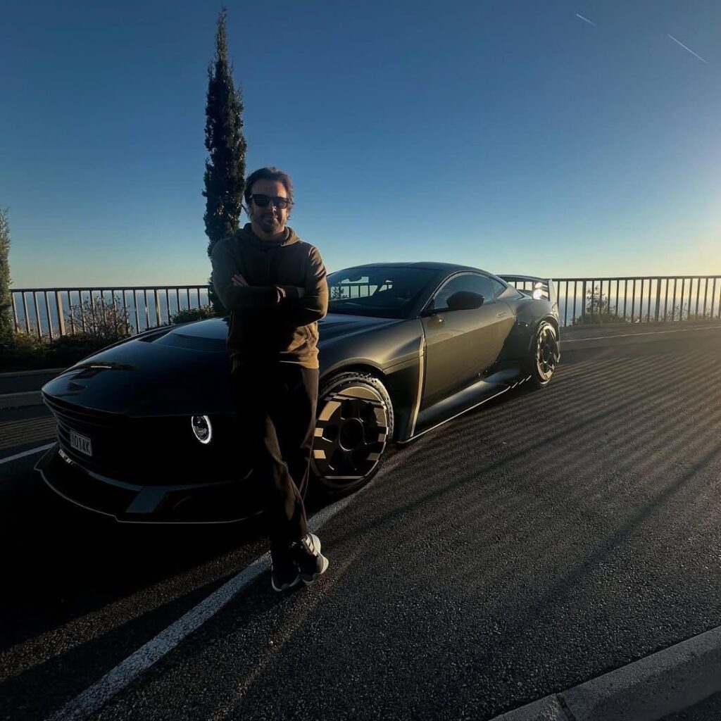 Fernando Alonso con la sua Aston Martin Valiant da 2,9 milioni: il “perfect Sunday ride” del pilota spagnolo