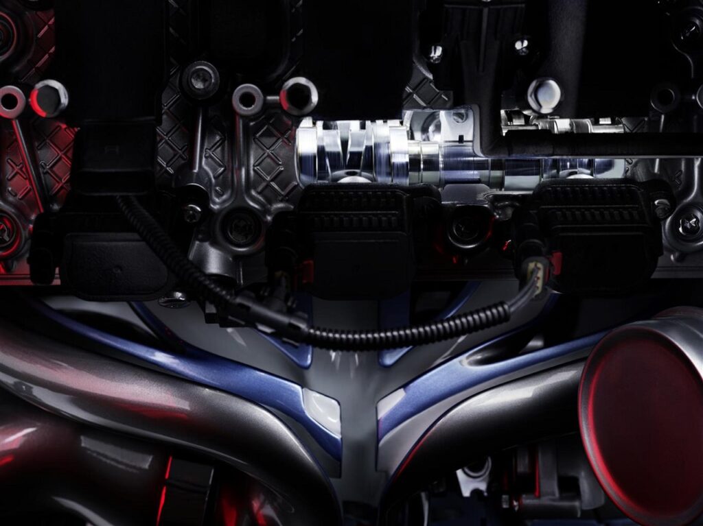 Audi celebra i 50 anni del motore a cinque cilindri: storia, innovazione e performance iconiche