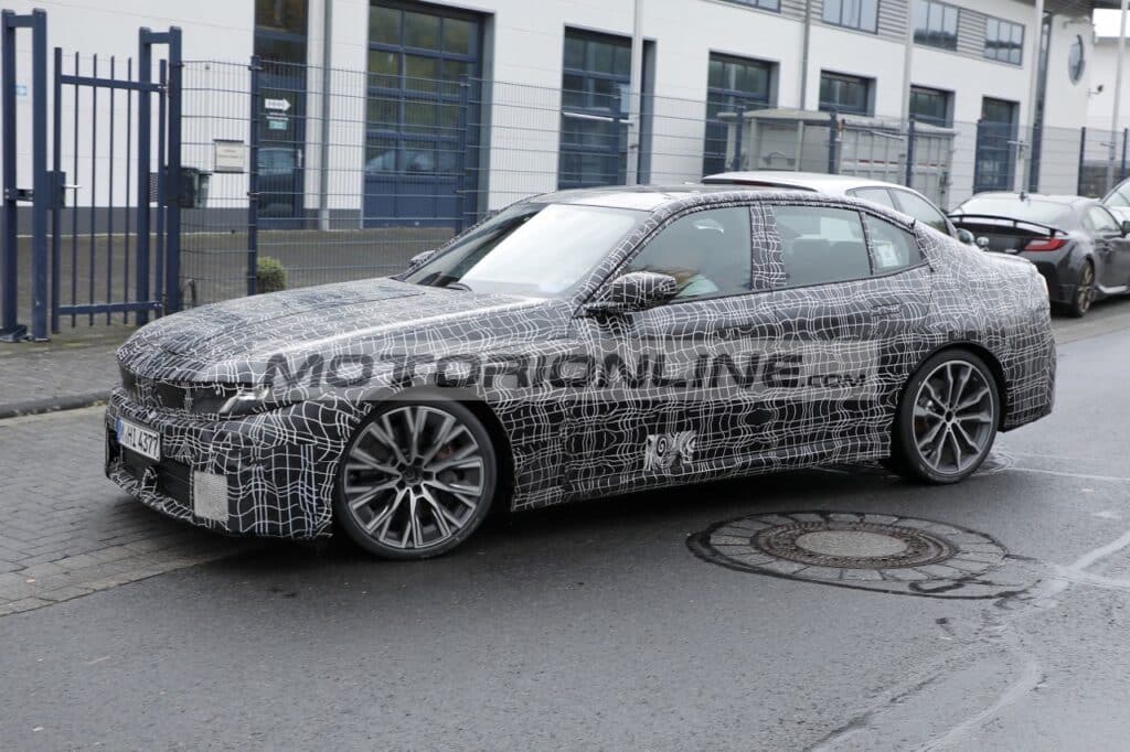 BMW Serie 3 2027: si scopre la berlina, anche elettrica [FOTO SPIA]