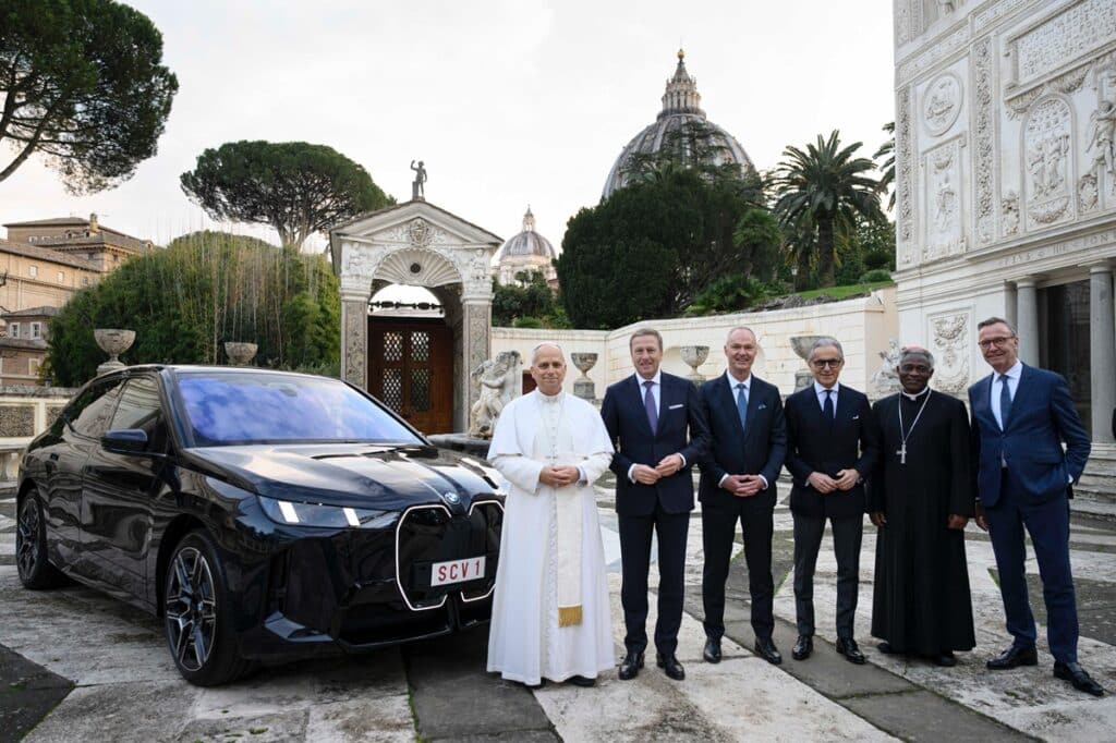 BMW iX60 per Papa Leone XIV: consegnato al Santo Padre il nuovo SUV elettrico da 544 CV