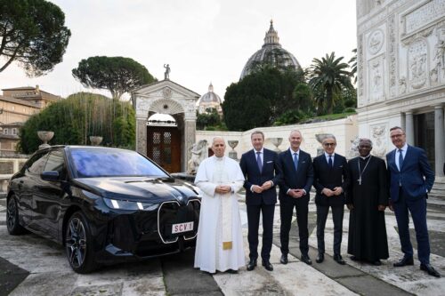 BMW iX60 per Papa Leone XIV: consegnato al Santo Padre il nuovo SUV elettrico da 544 CV