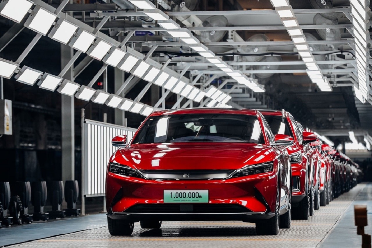 BYD chiuderà il 2025 come leader nelle vendite di auto elettriche: ormai non ci sono dubbi