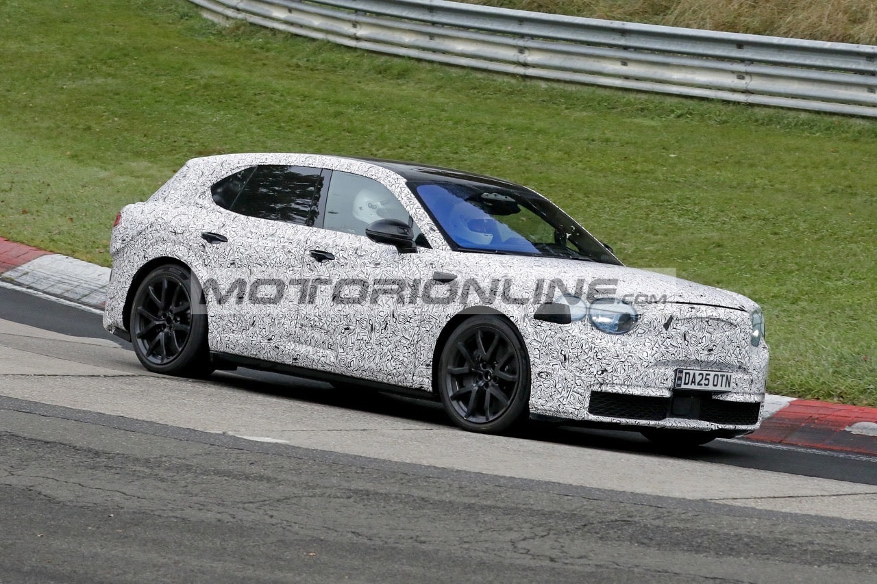 Bentley: il SUV elettrico compatto al Nurburgring [FOTO SPIA]