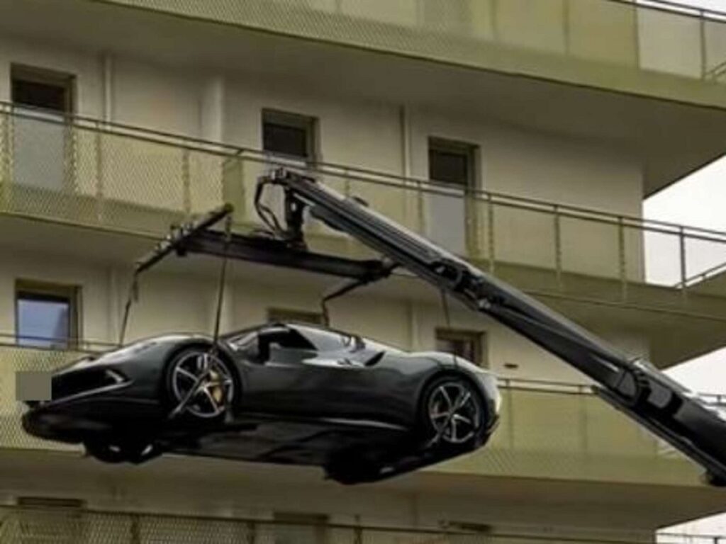 Vienna, Ferrari parcheggiata in terrazza: la trovata estrema di un appassionato d’auto [VIDEO]