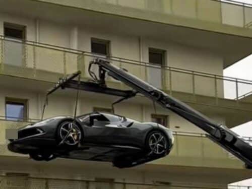 Vienna, Ferrari parcheggiata in terrazza: la trovata estrema di un appassionato d’auto [VIDEO]