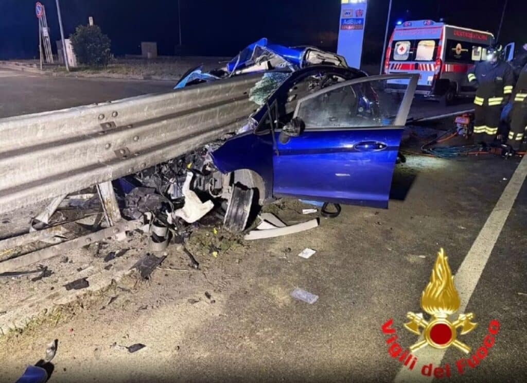Incidente Lodi, auto infilzata dal guardrail: 27enne alla guida salvo per pochi centimetri