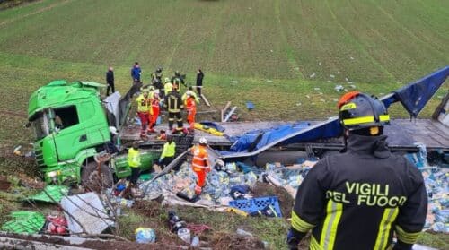 Camion precipita nella scarpata sulla Lecco-Bergamo: ferito gravemente l’autista 51enne