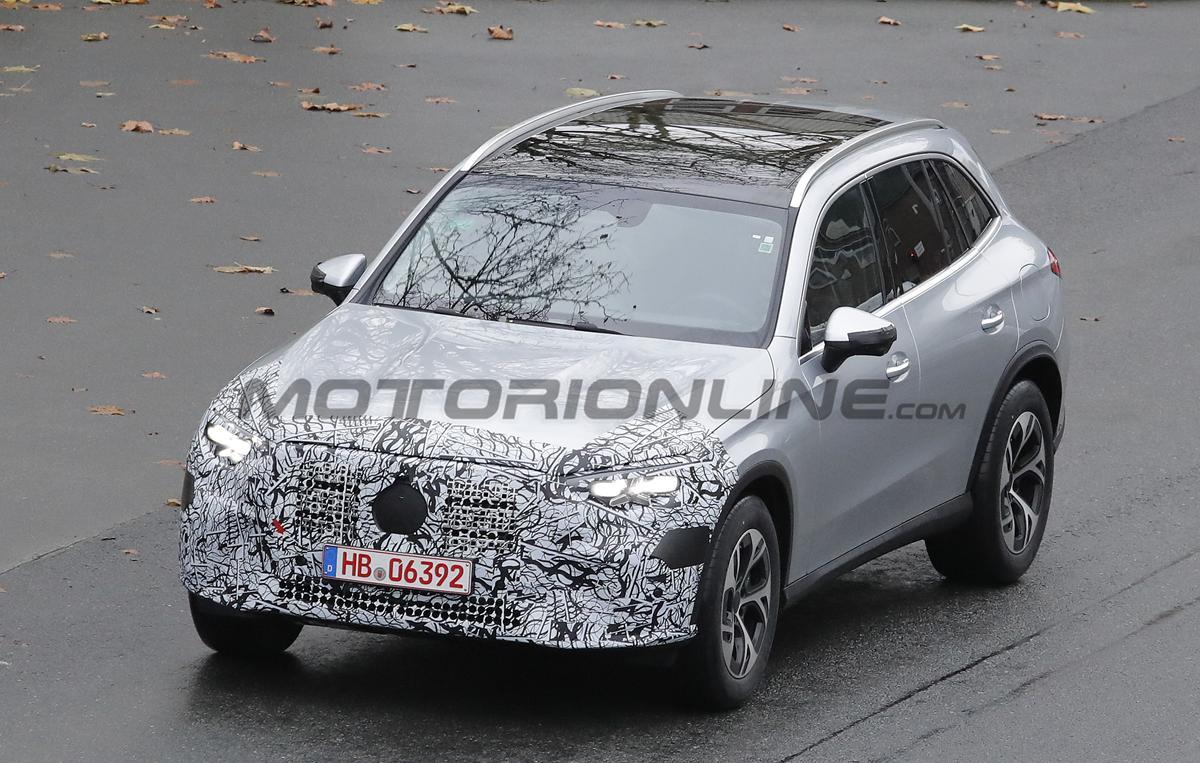 Mercedes GLC 2026: in strada il restyling delle versioni SUV e Coupé [FOTO SPIA]