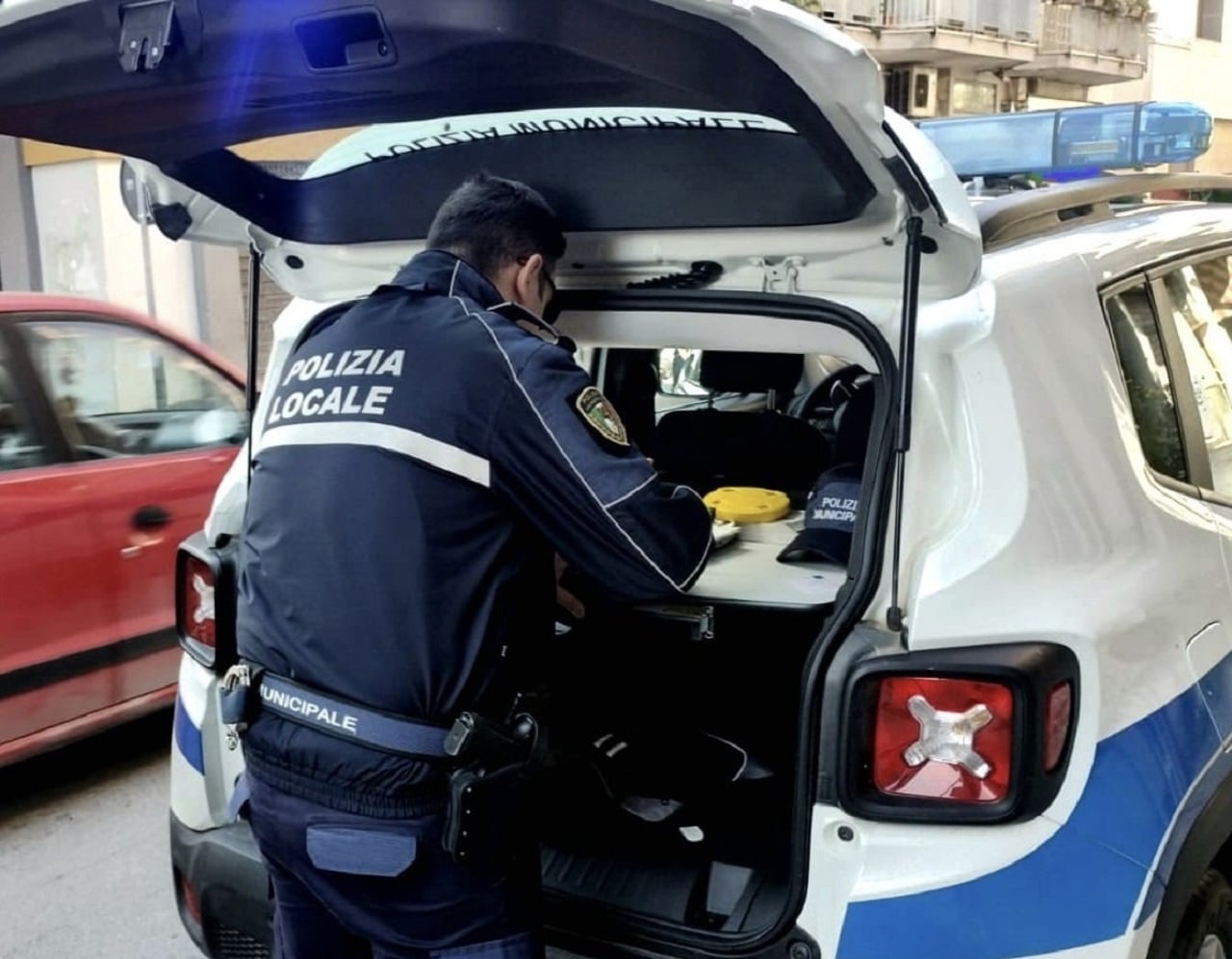 Napoli, scoperti due automobilisti con oltre 500 multe ciascuno: auto intestate a defunti
