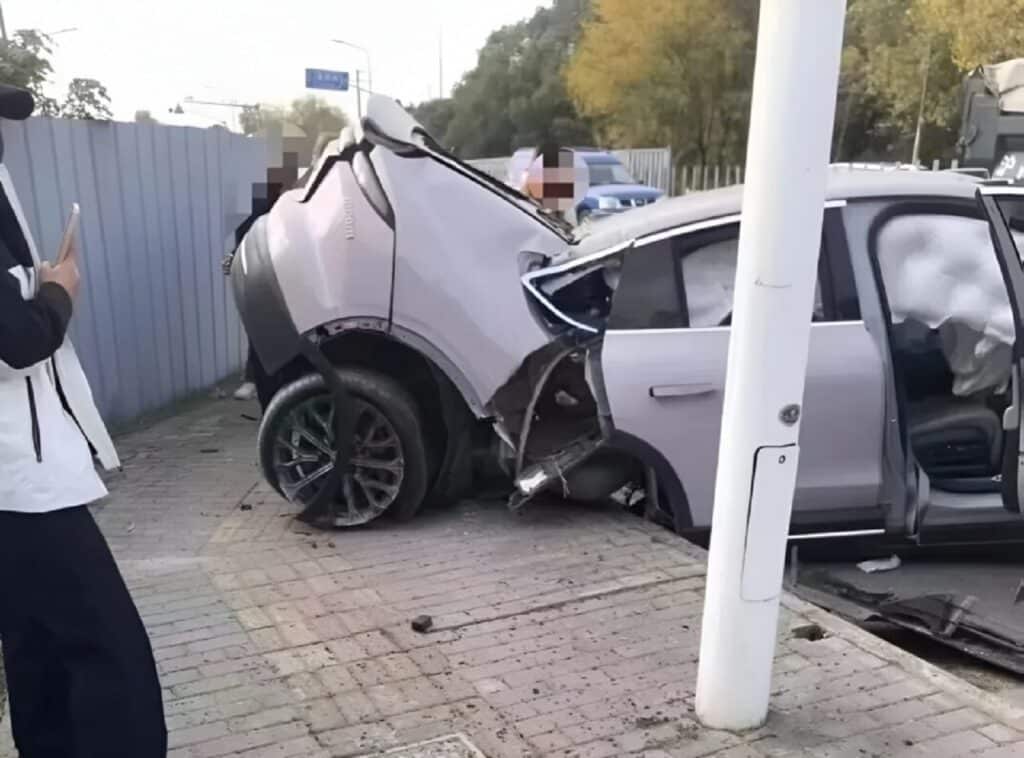 Nio EC6: il SUV si spezza in due in un incidente a Shanghai