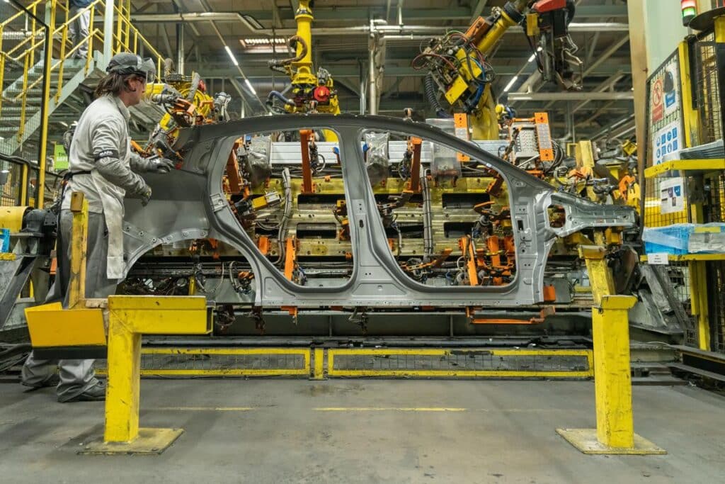 Nissan Leaf 2026: inizia la produzione a Sunderland con il via al piano EV36Zero [FOTO]