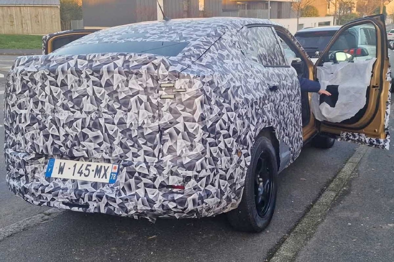 Nuova Fiat Fastback: il prototipo avvistato anche in Francia con carrozzeria definitiva [FOTO SPIA]