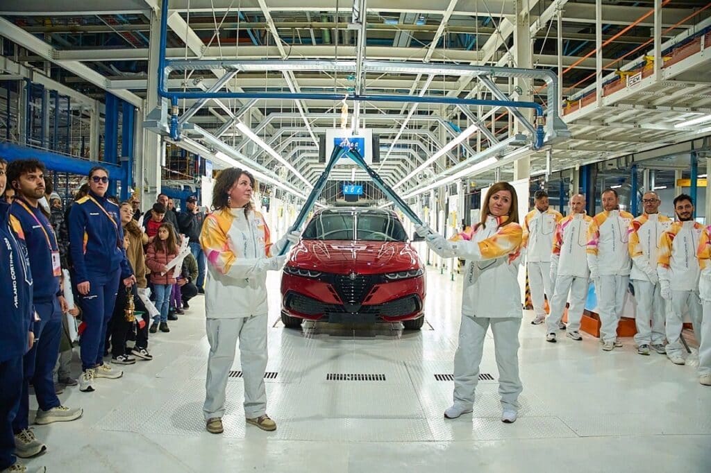 Stellantis: la fiamma olimpica accende lo stabilimento di Pomigliano